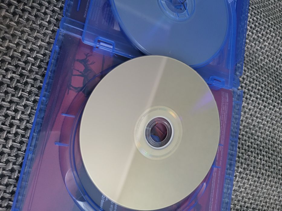 Ігри на ps4-5 Red Dead Redemption 2 та Horizon Zero Dawn.