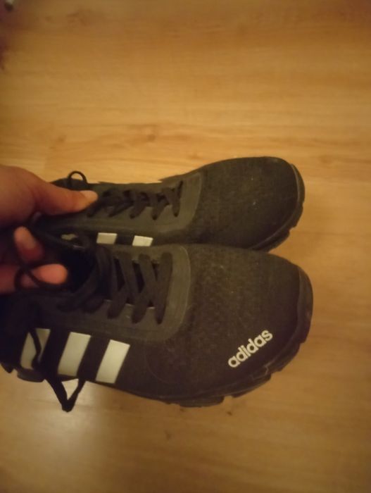 Tênis adidas de cor preta