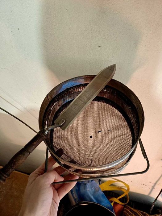 Продам: пасіку, вулики, бджоли, медогонку, інвентар до бджіл(комплект)