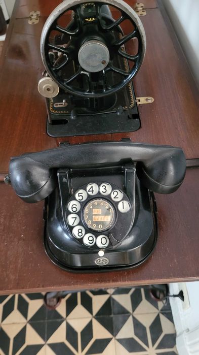 Telefones antigos pretos