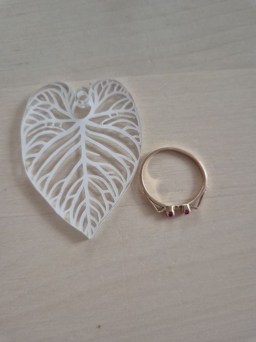 Akrylowa zawieszka brelok roślina anthurium