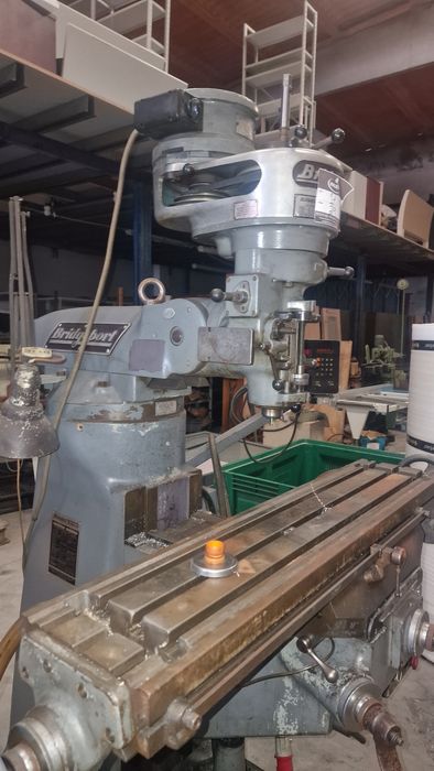 Fresadora ferramenteira convencional com digital