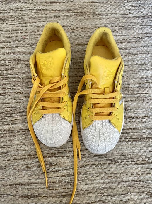 Sapatilhas adidas smith amarelas em bom estado