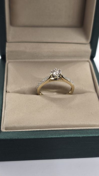 Złoty pierścionek z diamentami 0,15 ct