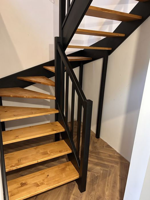 schody drewniane świerkowe samonośne na wymiar