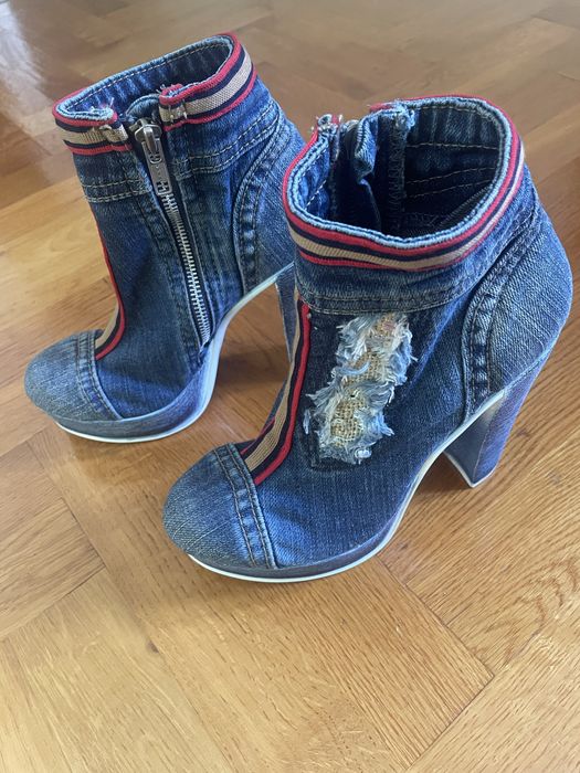 Jeansowe buty na koturnie