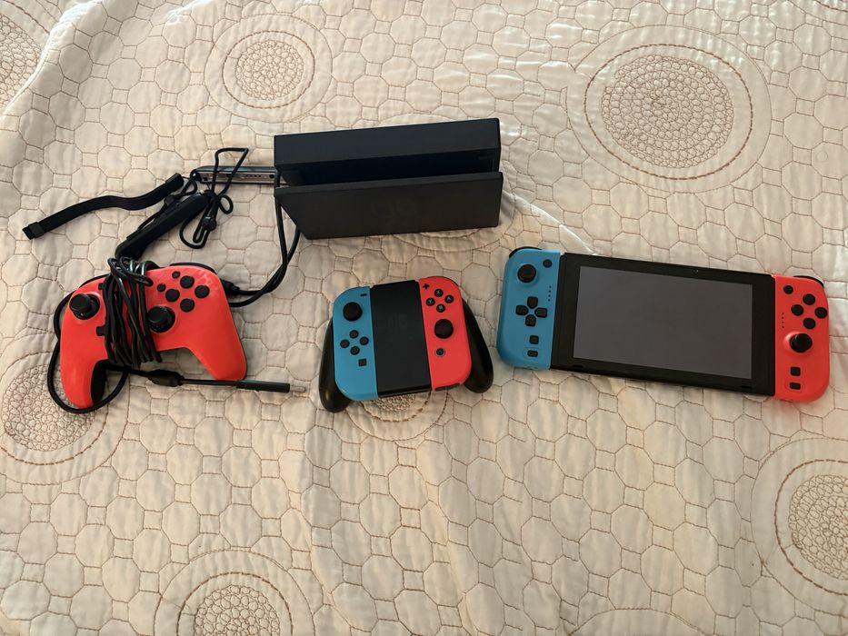 Nintendo Switch Desbloqueada + Cartão SD 128GB + Dock e Comando Extra