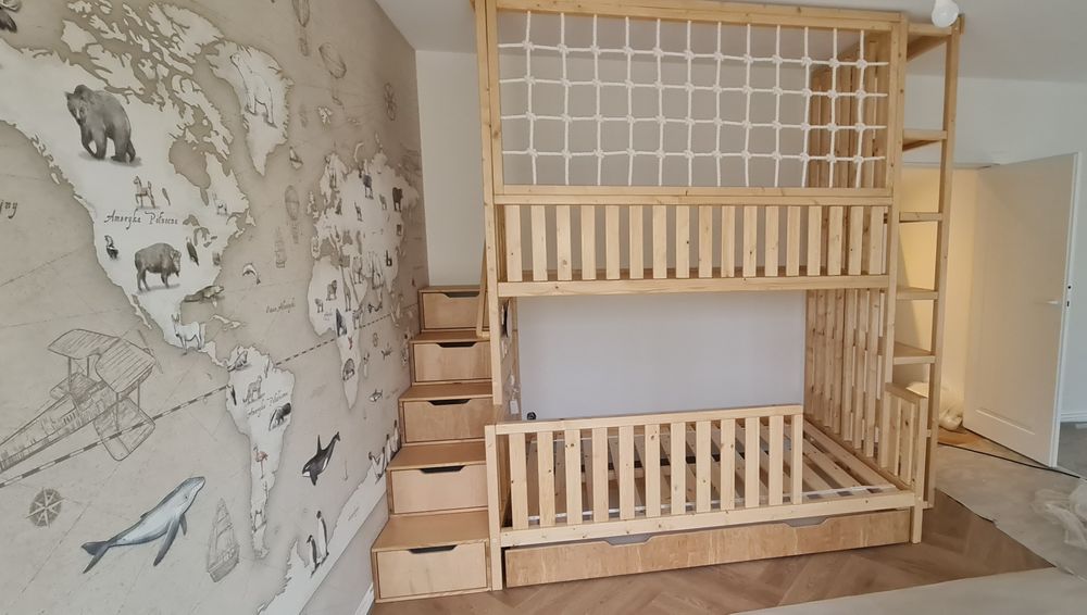 Łóżko piętrowe drewniane lakierowane z siatka i regałem