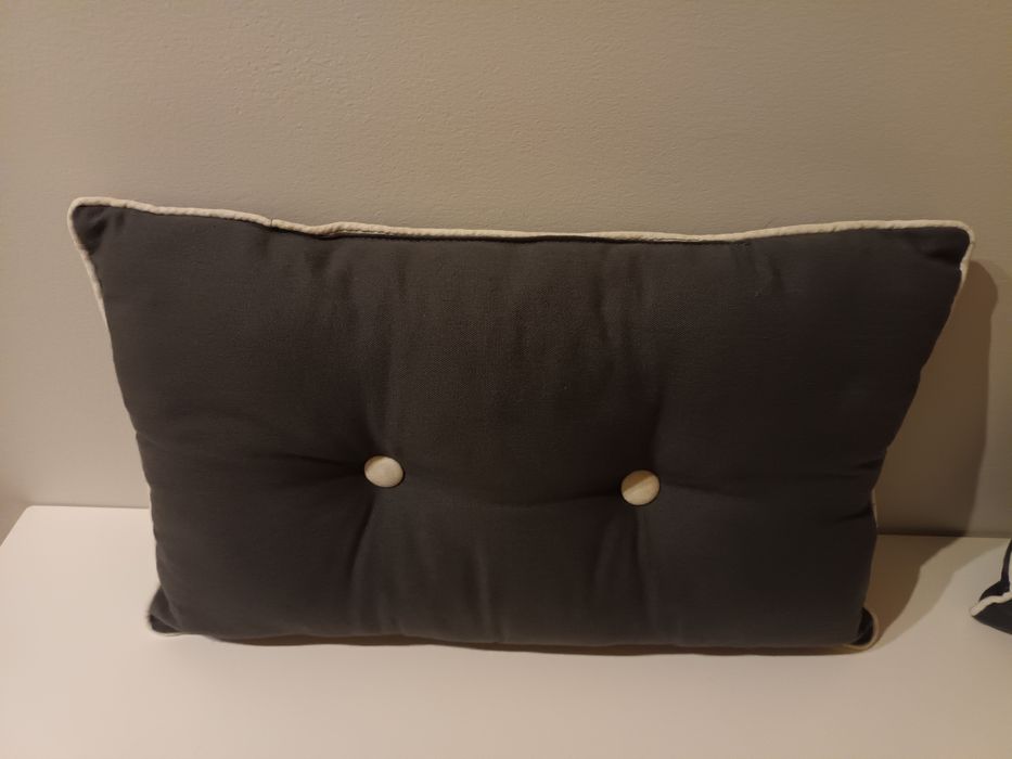 Duas almofadas cinza escuro novas