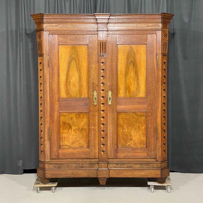 Antyczna szafa dwudrzwiowa z intarsjami, I poł. XIX w., lite drewno