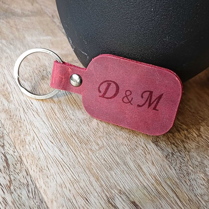 Brelok z grawerem skórzany personalizowany bordowy handmade