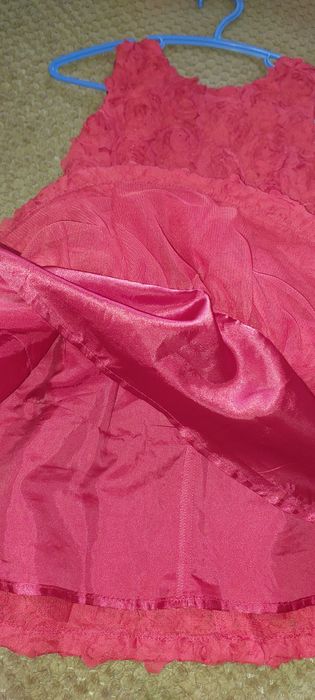 Красное платичко с розами