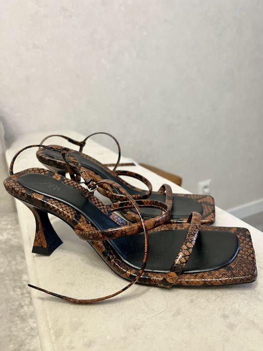 Босоніжки Zara.