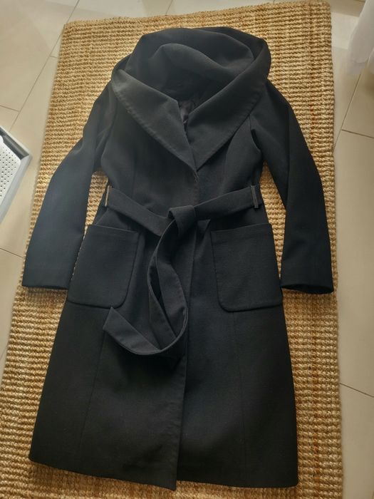 Czarny płaszcz wiązany z dużym kołnierzem / kapturem – elegancki,