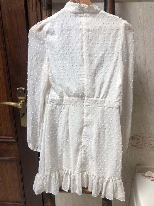 Vestido bege com folho