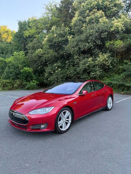 Tesla Model S 85D      2015