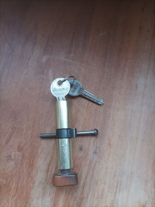 Замок дверной накладной