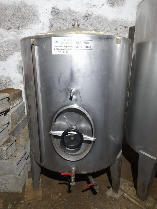 Cubas metálicas e dornas de plástico