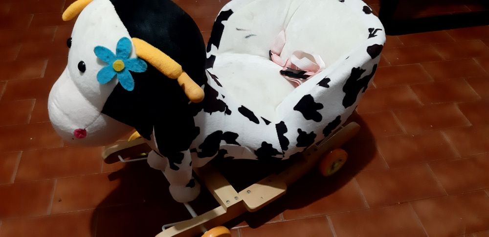 Vaca de baloiço e rodas.