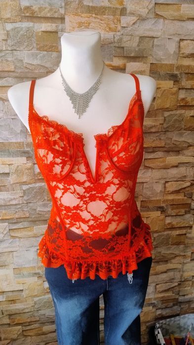 Czerwony koronkowy zmysłowy gorset . Miękkie miseczki