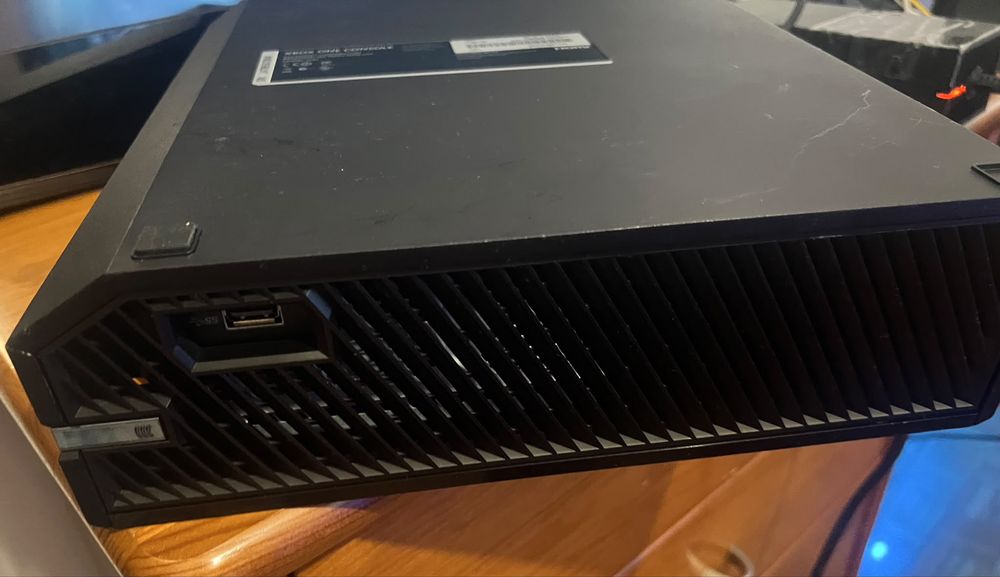 Xbox One 500GB + Comando + 2 Jogos