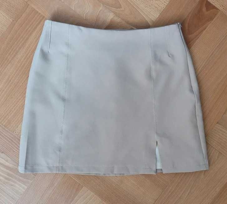 Modna beżowa spódnica mini z rozcięciem basic must have