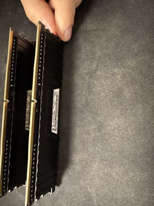 Оперативна память ddr4 2х8 gb 2400MHz