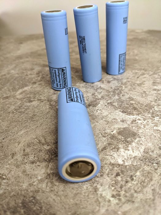 Акумулятор LG M58T 21700 найбільш ємкий 5800 mAh, сині