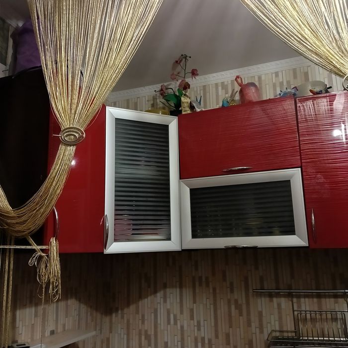 КУХНЯ  угловая. Красного цвета 5 шкафов