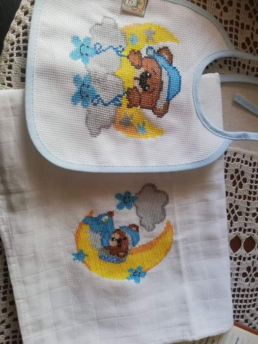 fralda e babete bordada /  fitinha de chupeta