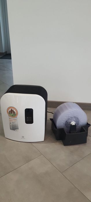 Мийка повітря - традиційний зволожувач Electrolux EHAW-7515D