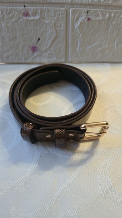 Pasek ze wzorem skóry węża i złotą klamrą