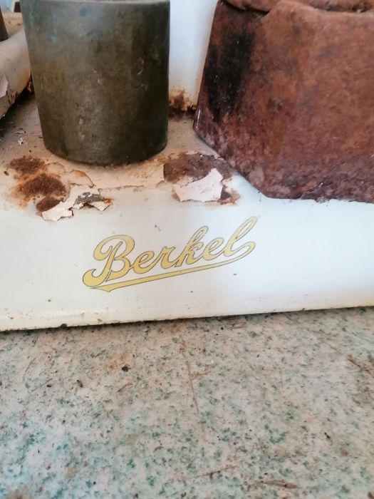 Balança comercial antiga Berkel com pesos