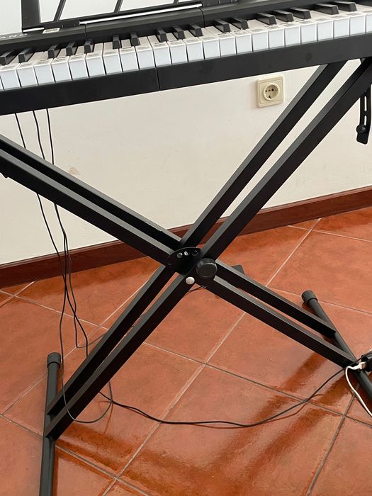 Vendo Teclado como Novo, com fone, pedaleira, tudo certinho. Apenas 2 meses de uso!