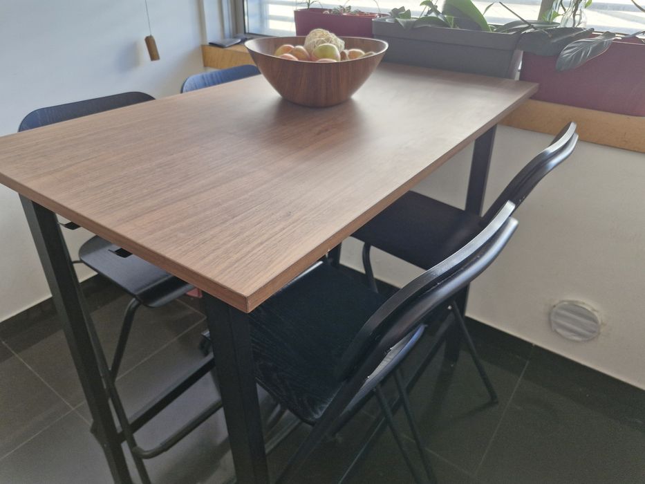 Conjunto mesa e cadeiras altas ikea