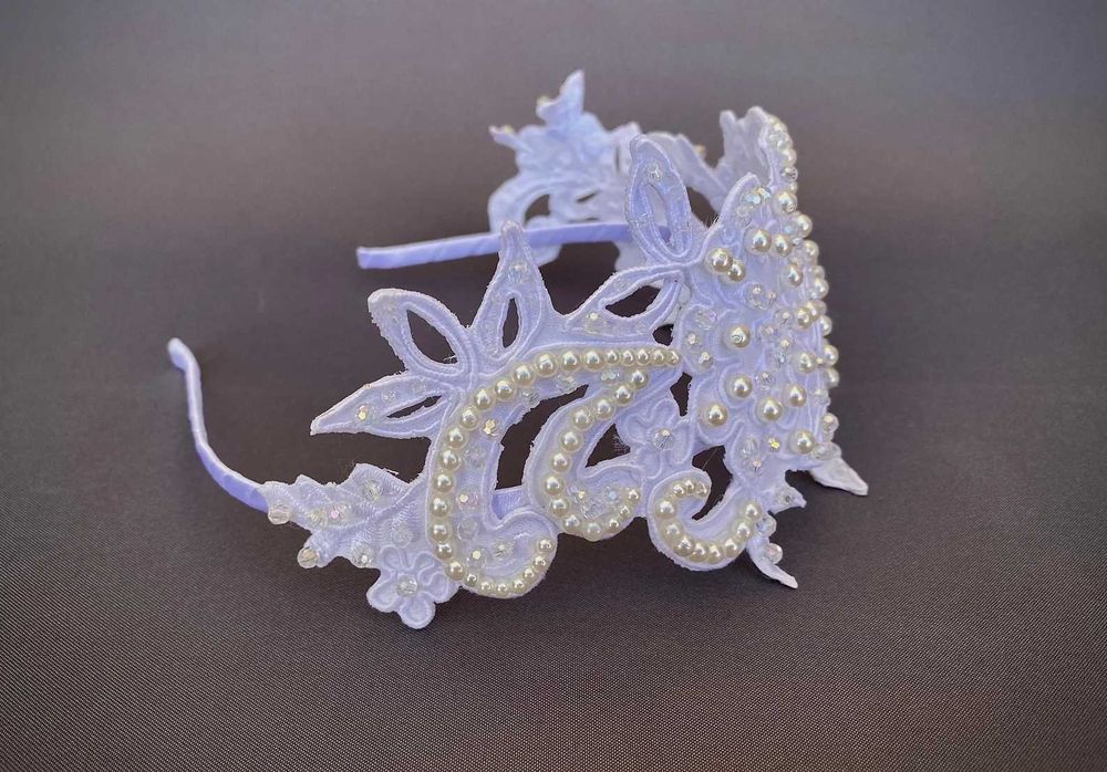 Tiara/Bandolete bordada à mão – peça exclusiva