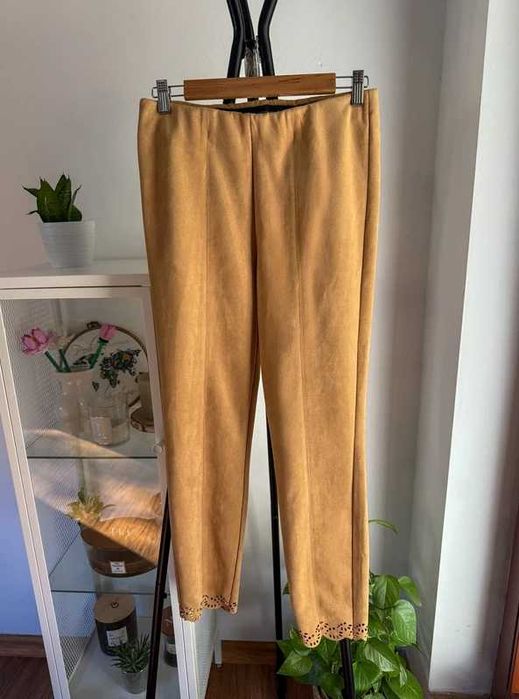 Zamszowe spodnie legginsy z ozdobną koronką