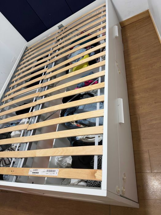 Cama de casal em bom estado.