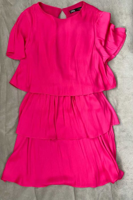 Vestido acetinado rosa, com folhas, da Zara