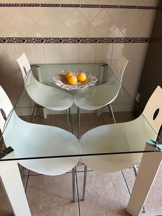 Mesa de cozinha e quatro cadeiras