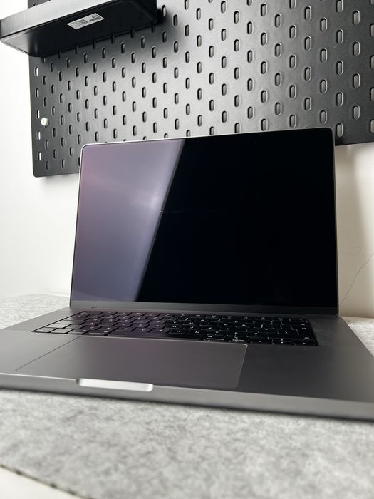 Macbook pro 16 M1 MAX 32GB RAM 1TB 32-core GPU