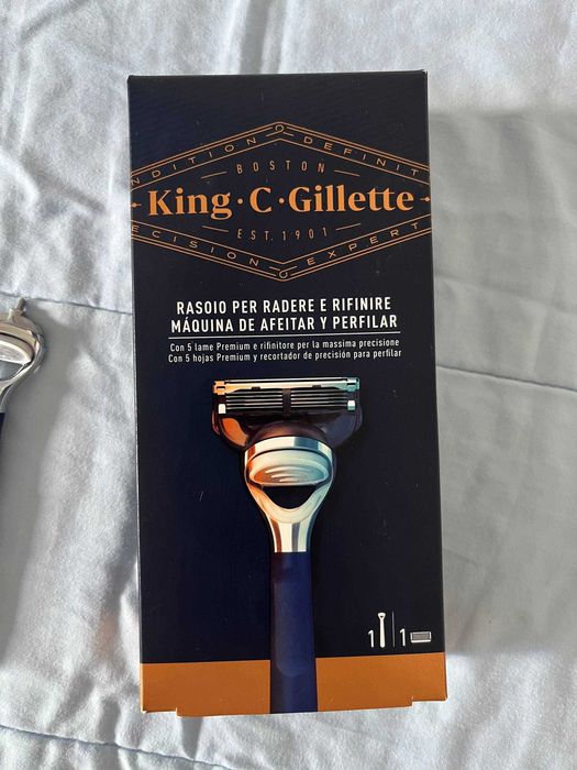 Cabo King C. Gillette com abre-garrafas, na caixa