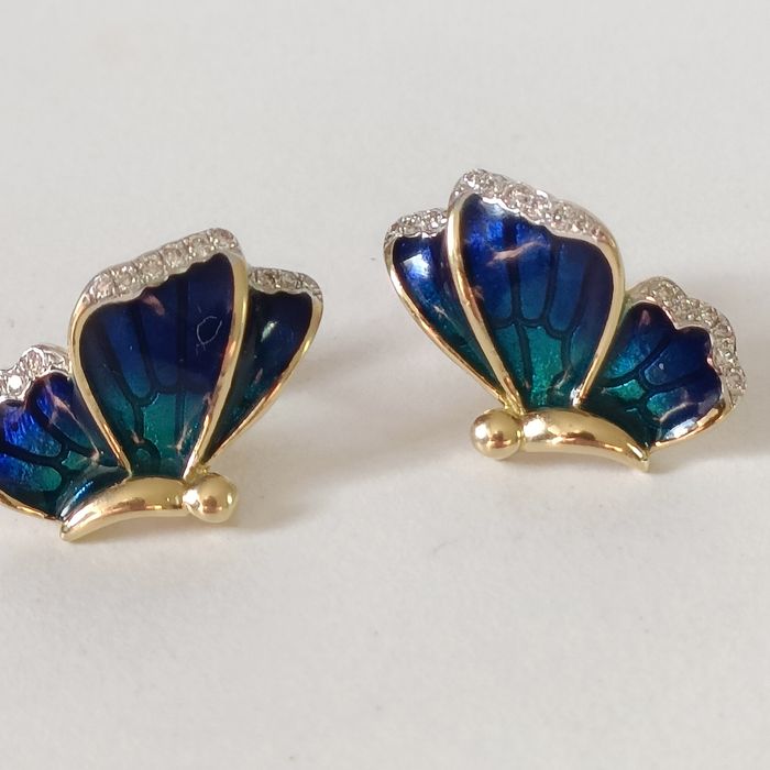 Złote kolczyki w kształcie Motyli