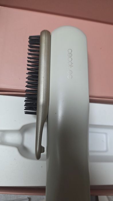 Alisadora de cabelo com escova