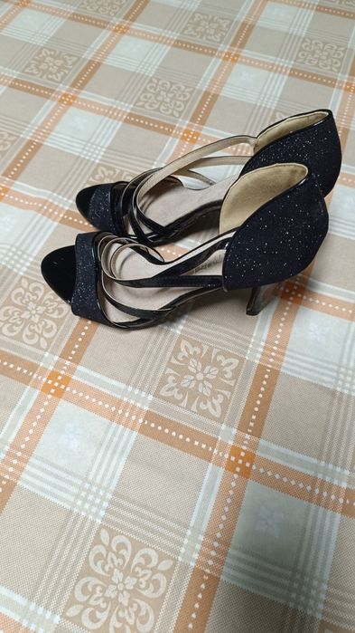 Sandália número 40. Novos nunca usados. Preto. Elegantes.