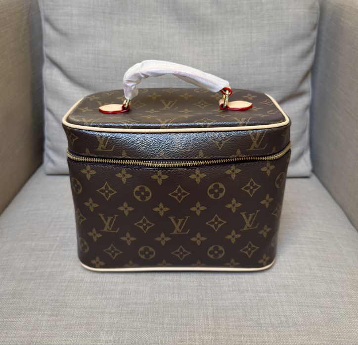 Kosmetyczka Kuferek Louis Vuitton LV z łańcuszkiem i paskiem