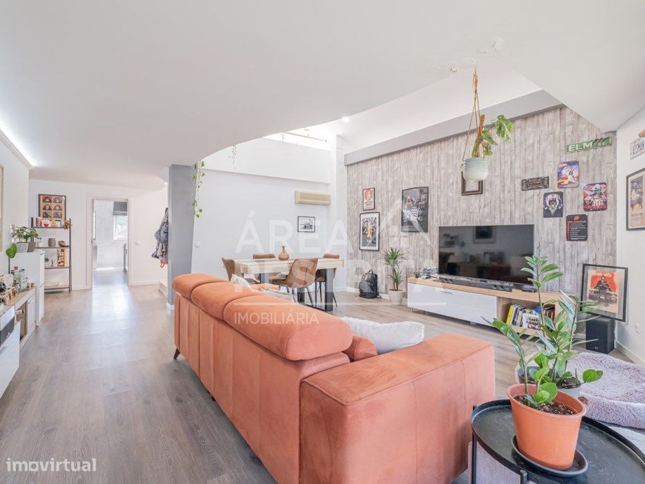 Apartamento T3 em Sesimbra com mezzanine, terraço e garagem.