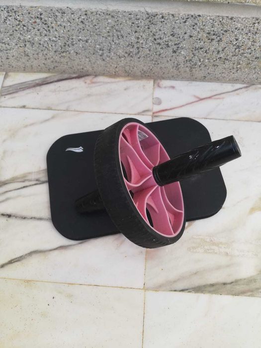 Roda para abdominal com tapete protetor para joelho, preto e vermelho