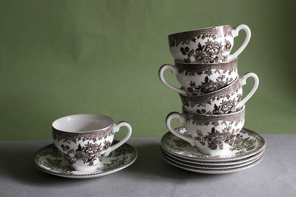 Продаю кофейный набор из пяти комплектов пар чашка блюдце