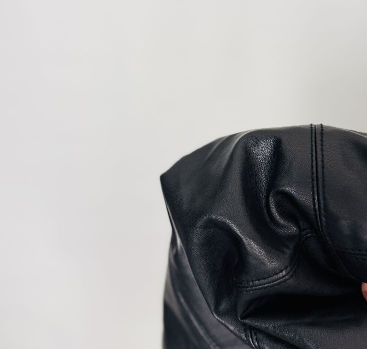 Czarna skórzana mini spódnica z guzikami S 36